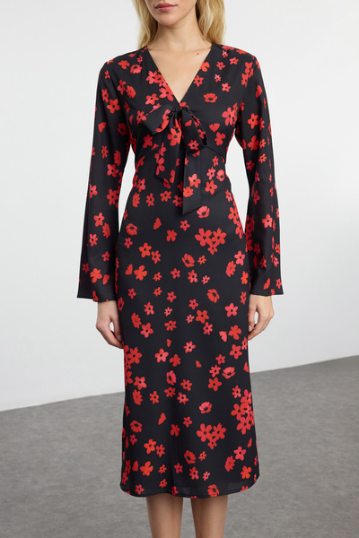 Trendyol Collection V-nyakú piros virágmintás szatén Midi ruha - A-vonalú nyakkendővel Twoaw25el00237