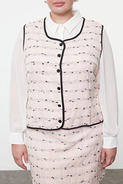 Trendyol Curve Nagy méretű rózsaszín tweed mellény - kerek nyakú, bordázott gombrészlet TBBAW25BH00002