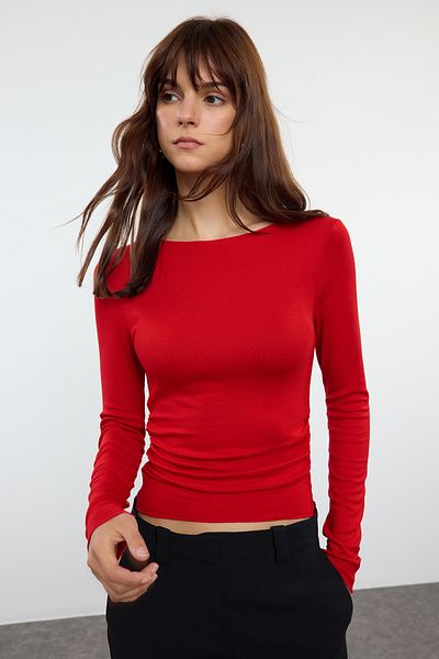 Trendyol Collection Dehnbare Viskose-Bluse mit rotem U-Boot-Ausschnitt – Drape-Detail, Fitted-Kordelzug, weicher Stoff TWOAW25BZ00225