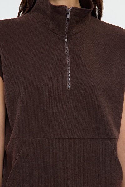 Trendyol Collection Pletená mikina TheSSaloniki/úpletový vzhled se zipem s nulovým rukávem – hnědá, pravidelný střih TWOAW24SW00002