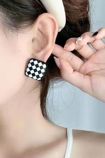 PETEK AKSESUAR 2.3 cm Wide Checkered Leather Earrings