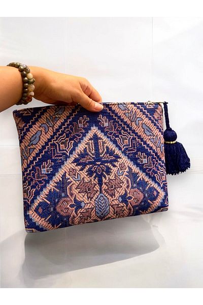 nuggita handmade crafts Тъмносин плетен клъч с етнически шарки - Чанта с клъч