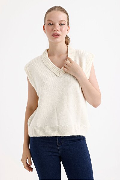 fujya Women's Embroidered V-Neck Cream Sweater