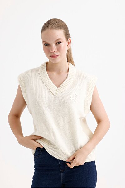 fujya Women's Embroidered V-Neck Cream Sweater
