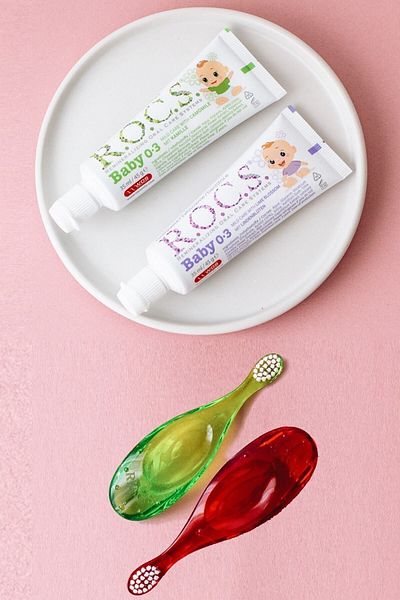 R.O.C.S. مجموعة العناية بالفم للأطفال من عمر 0 إلى 3 سنوات من روكس - أحمر/أخضر، 2 معجون أسنان و2 فرشاة أسنان