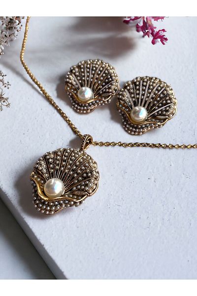 FAYRA ACCESSORIES Seashell Patterned Figure Necklace and Earring Set