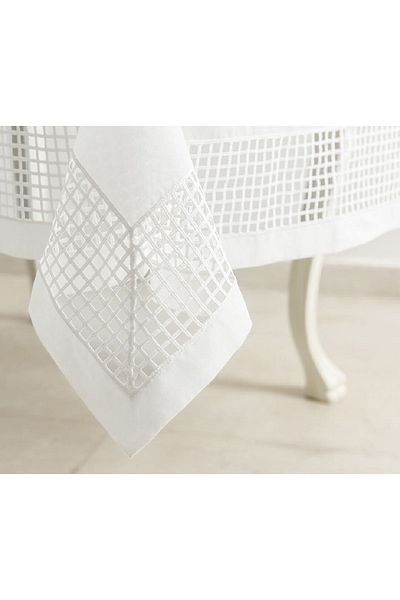 Gül Güler Lily Lace Tablecloth