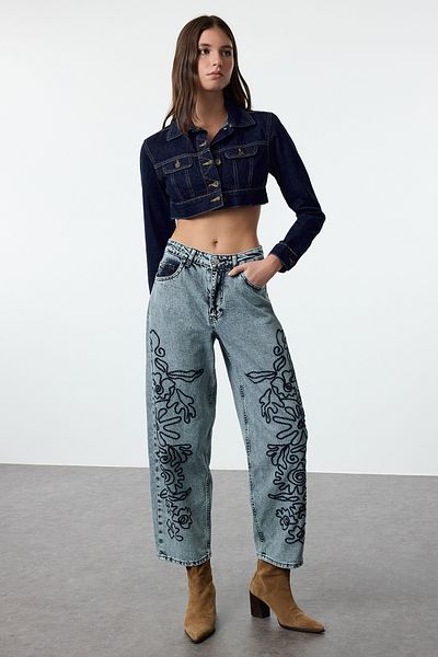 Trendyol Collection Kék hímzett magas derekú hordó farmernadrág TWOAW25JE00224