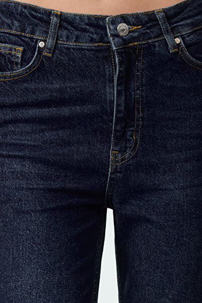 Trendyol Collection Tmavě modré džíny Crop Flare - normální pas TWOAW25JE00074