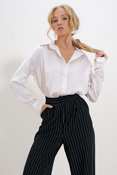 Trend Alaçatı Stili Damen-Hemd aus Satingewebe, bequeme Passform, Farbe Creme, Alc-X12670