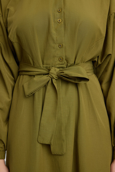 Trendyol Modest Bavlněné khaki dvouřadé šaty – detail šněrování TCTAW25EB00104