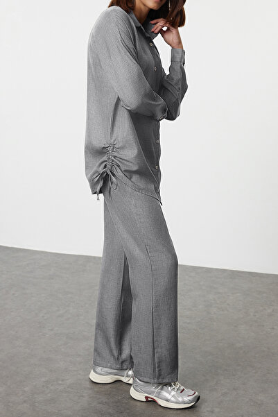 Edit by Trendyol Σετ λινό λουκ σε γκρι επάνω και κάτω μέρος - Λεπτομερές κορδόνι σχεδίασης TEDAW25US00006