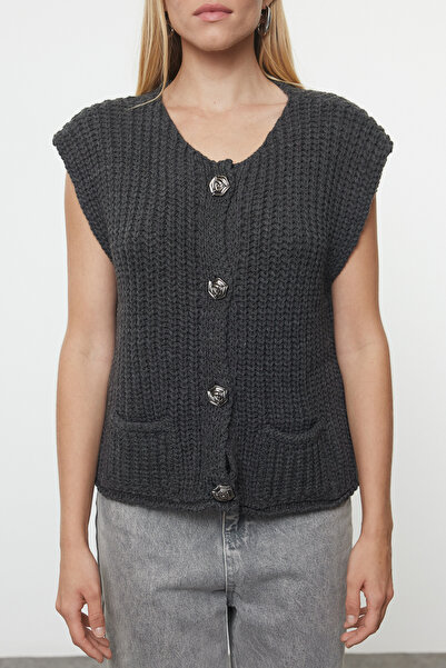 Trendyol Collection Antracitová vesta z úpletu s výstřihem TWOAW25YE00027