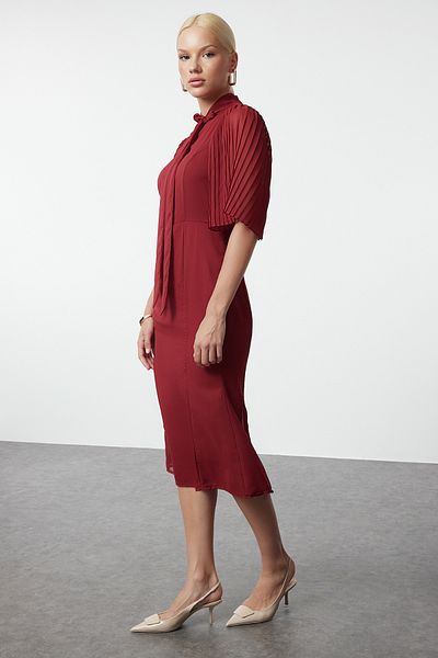 Trendyol Collection Midi-Chiffonkleid in A-Linie – Burgunderrot, plissiert und mit Bindekragen, TWOAW25EL00188