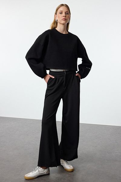 Trendyol Collection Schwarzes Oversize-Crop-Sweatshirt mit Fleece – bedruckte Ärmel, gestrickt TWOAW23SW00568