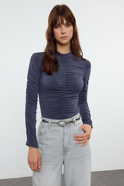 Trendyol Collection Flexibilní antracitové tenké pletené tělo - TWOAW20BD0052 s detailem sběrače a patentkami
