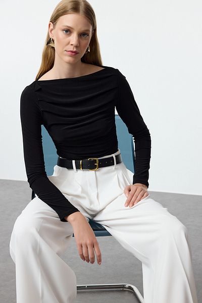 Trendyol Collection Ευέλικτη ντραπέ μαύρη πλεκτή μπλούζα - Λαιμόκοψη σκάφους, Εφαρμοσμένη TWOAW25BZ00109