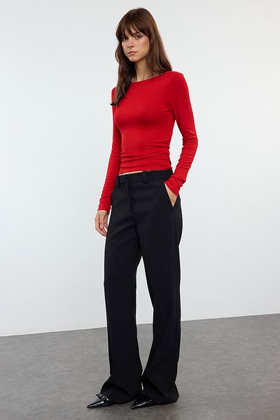 Trendyol Collection Dehnbare Viskose-Bluse mit rotem U-Boot-Ausschnitt – Drape-Detail, Fitted-Kordelzug, weicher Stoff TWOAW25BZ00225