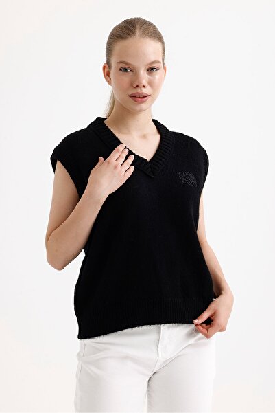 fujya Women's Embroidered V-Neck Black Sweater