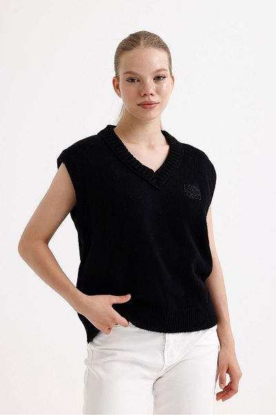 fujya Women's Embroidered V-Neck Black Sweater