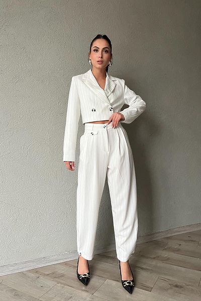 Seda Yalçın Atelier طقم سترة قصيرة من إكرو وبنطلون بأزرار على الساق