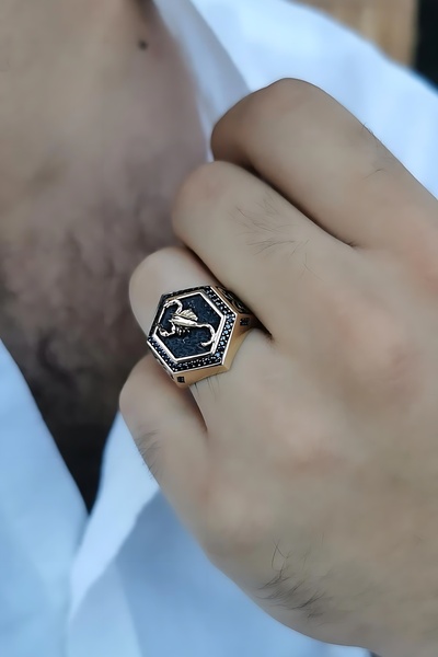 Utku Kuyumculuk 14 AYAR İTALYAN MODEL AKREP FİGÜRLÜ ALTIGEN ERKEK ALTIN YÜZÜK