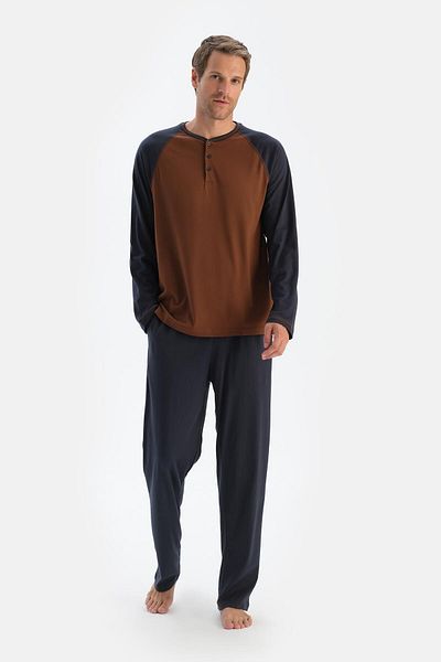 Dagi Kamelfarbenes T-Shirt- und Hosen-Pyjama-Set mit Raglanärmeln und Knopfleiste