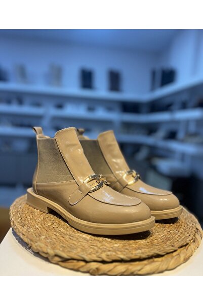 Hermones حذاء بيرلا ذو مشبك من الجلد اللامع للنساء