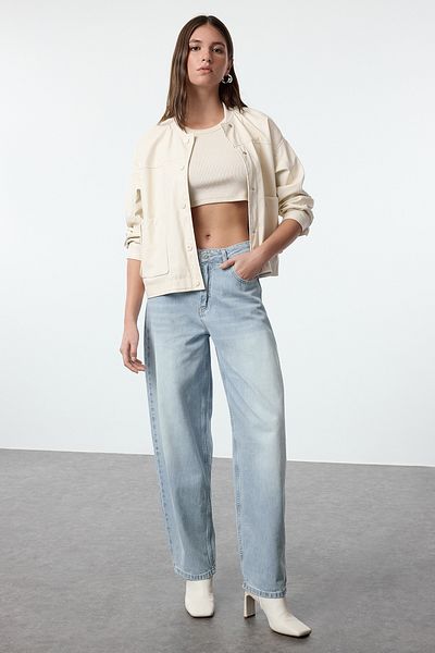 Trendyol Collection Hellblaue Skater-Jeans mit niedriger Taille - TWOSS24je00038