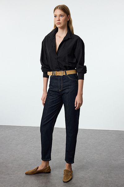Trendyol Collection Sötétkék magas derekú Mom Jeans TWOAW25JE00081