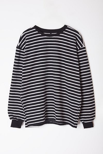Trendyol Collection Weiches, strukturiertes, schwarz-weiß gestreiftes Oversize-Sweatshirt – TMNAW25SW00169