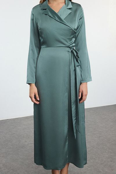 Trendyol Modest Mintfarbenes, zweireihiges, mit Schärpe verziertes, detailliertes, gewebtes Satin-Abendkleid TCTAW25DB00003