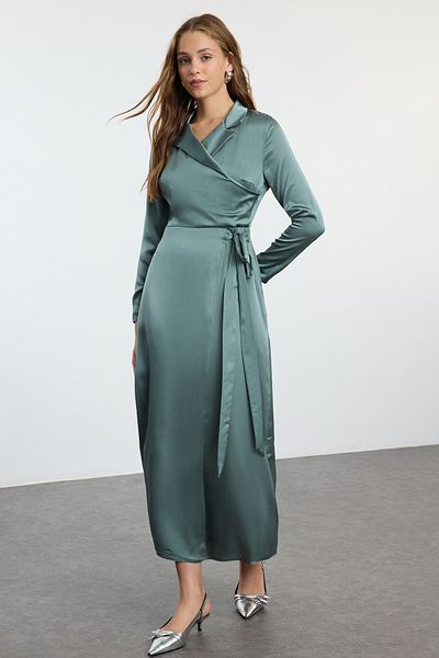Trendyol Modest Mintfarbenes, zweireihiges, mit Schärpe verziertes, detailliertes, gewebtes Satin-Abendkleid TCTAW25DB00003