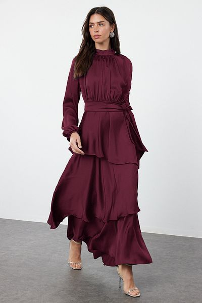 Trendyol Modest Braunes, gestuftes, gewebtes Abendkleid aus Satin mit Saum TCTSS24DB00050