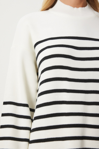 Happiness İstanbul Sukienka dzianinowa damska w paski w kolorze ecru - luźny krój Dd01340