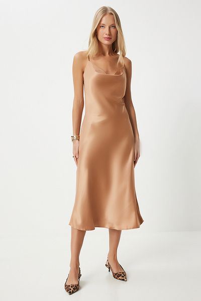 Happiness İstanbul Karamellfarbenes Degaje-Kragen-Satin-Damenkleid – FN03300