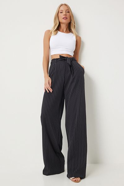 Happiness İstanbul Schwarze, dünn gestreifte Damenhose mit Gürtel – weites Bein FN03370
