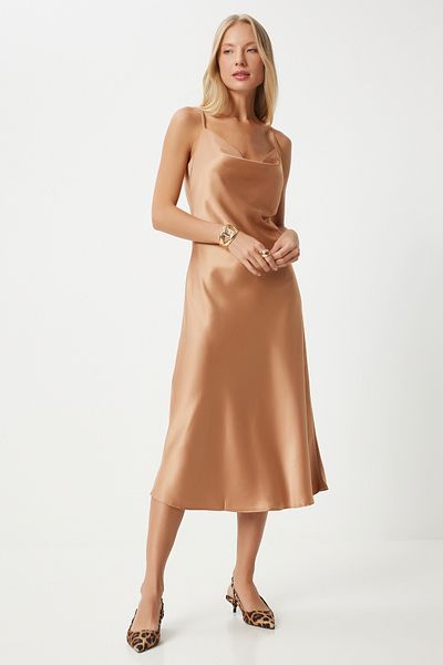 Happiness İstanbul Karamellfarbenes Degaje-Kragen-Satin-Damenkleid – FN03300