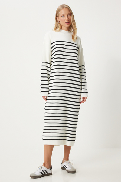 Happiness İstanbul Sukienka dzianinowa damska w paski w kolorze ecru - luźny krój Dd01340