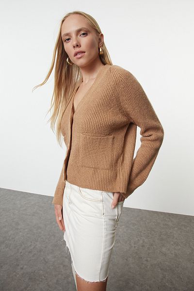 Trendyol Collection Kamelfarbener Pullover mit V-Ausschnitt und Taschen - TWOAW25HI00090