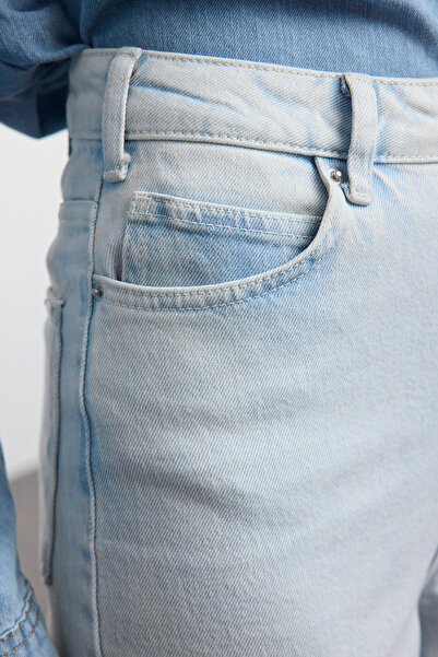 Trendyol Collection Ψηλόμεσο ανοιχτό μπλε Slim Mom Jeans - TWOAW25JE00143