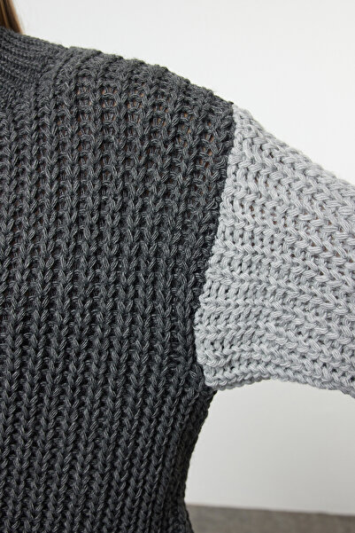 Trendyol Collection Wide Fit - Soft Textured Anthracite Knitwear Sweater with Color Block - TWOAW21KZ0271