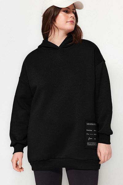 Trendyol Curve Dickes, gestricktes schwarzes Fleece-Sweatshirt – Kapuzenpullover und Slogan-Detail TBBAW24AO00018
