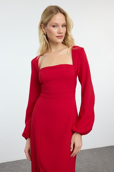 Trendyol Collection Rotes gewebtes Kleid mit quadratischem Kragen und Schlitzdetail TWOAW24EL00457