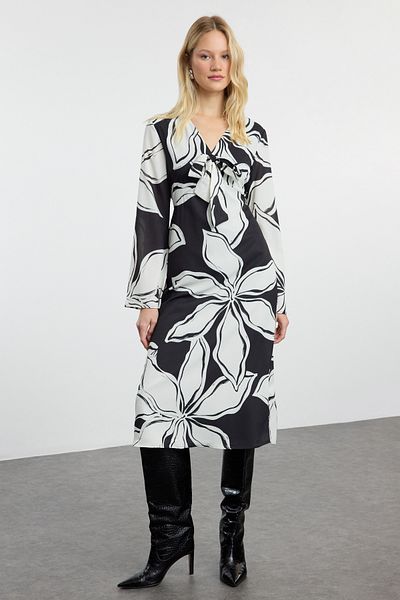 Trendyol Collection Midi SAténové šaty s výstřihem do V, černý květinový potisk – A-line s detailem kravaty TWOAW25EL00237