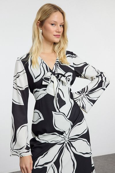 Trendyol Collection Midi SAténové šaty s výstřihem do V, černý květinový potisk – A-line s detailem kravaty TWOAW25EL00237