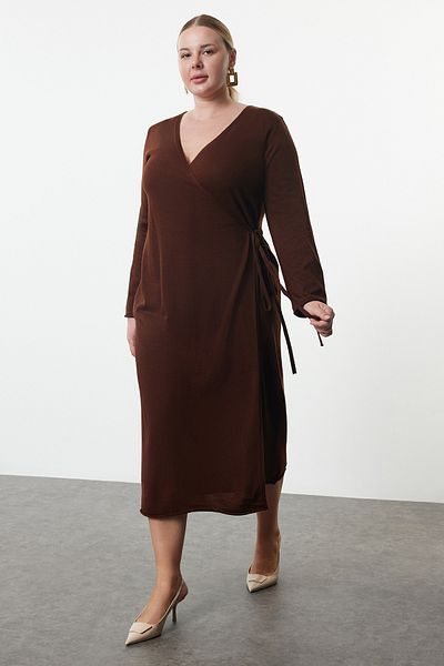 Trendyol Curve Braunes Strickkleid in Midilänge – Zweireihig und mit Bindedetail TBBAW25AH00062