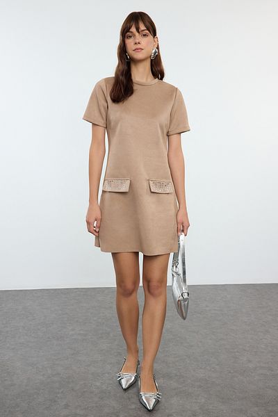 Trendyol Collection Mini-Strickkleid aus Wildleder mit Mink Stone-Details - Rundhalsausschnitt TWOAW24EL00523
