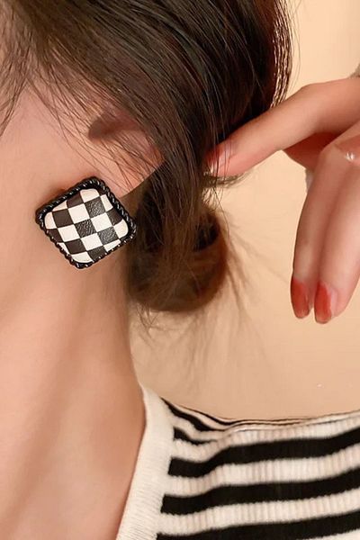 PETEK AKSESUAR 2 cm Wide Checkered Leather Earrings