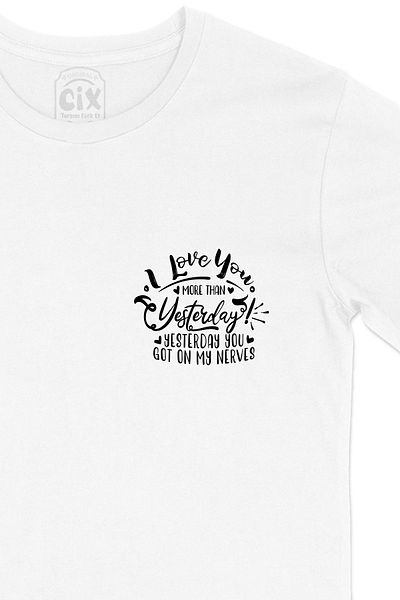 Cix Te iubesc mai mult decât ieri tricou alb cu logo-ul de buzunar